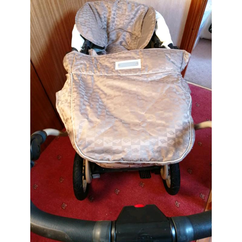 3 in 1 travel system includes car seat, carry cot/pram and seat
