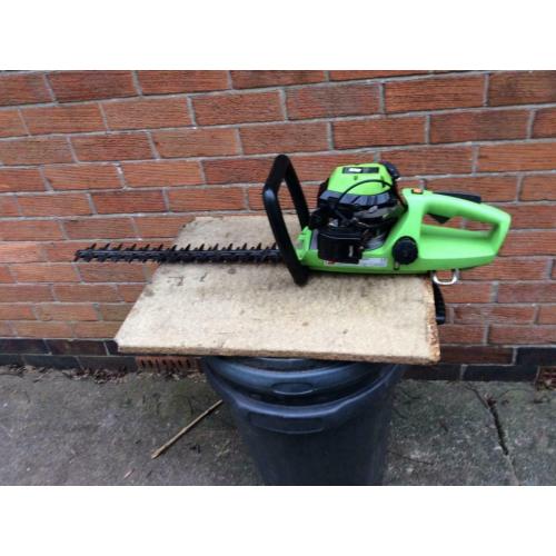 Petrol hedge trimmer