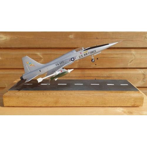 F -5A FREEDOM FIGHTER MODEL AIRCRAFT (ideal xmas pressie)